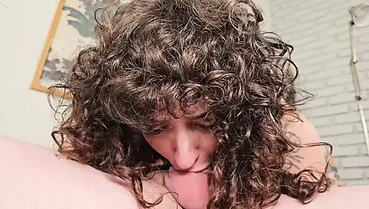Sikimi her yere ıslatıyor ve gırtlağına kadar alıyor, hediye olarak dölleniyor. Ft. Rebekah Rose