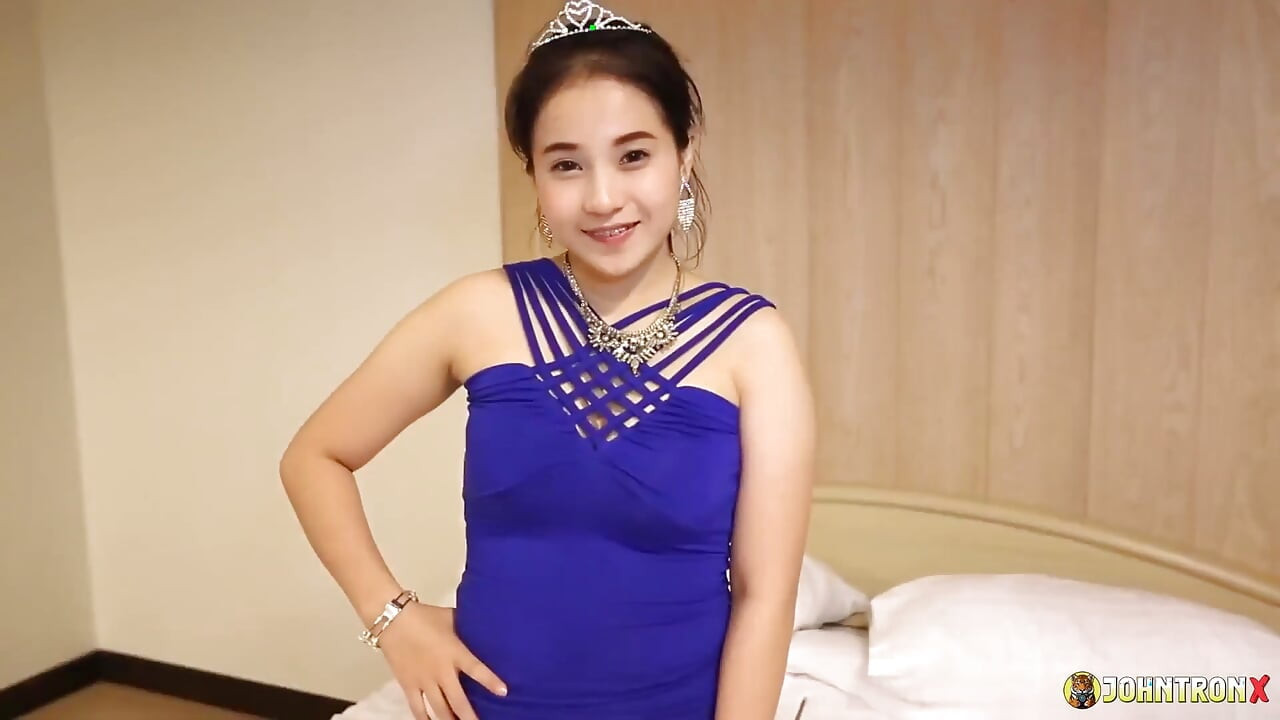 Johntronx - Adorável gata em um vestido de noite e salto alto recebe gozada interna