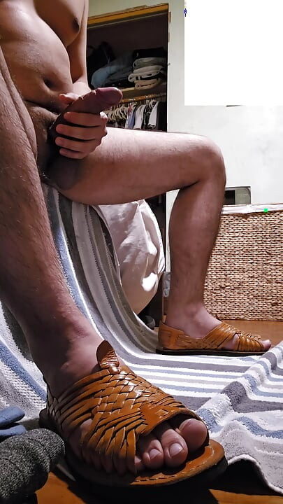 dok nosi huaraches sandale