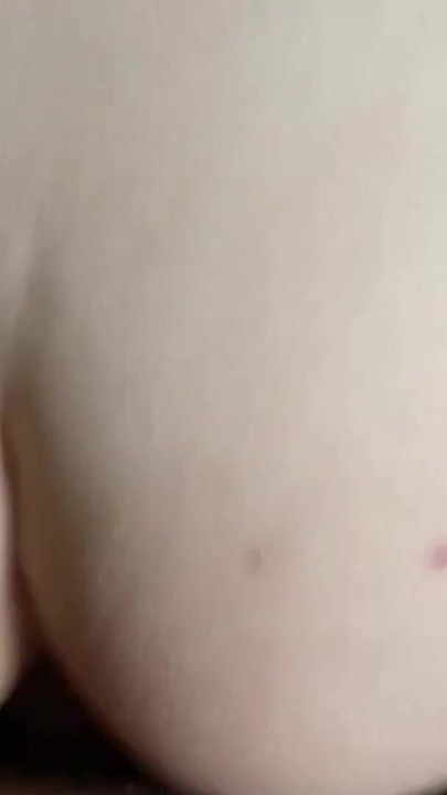 Futai din picioare - anal păros al unei gagică lascivă. Este foarte obosită de leneșii anale, morminte și gemete. Le cere să se oprească. | Clip 3