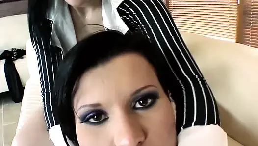 Tante seksi lesbian lagi asik fingering memeknya sampai orgasme