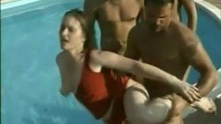 Зрелую Cheyanne шпилят трое мужчин у бассейна