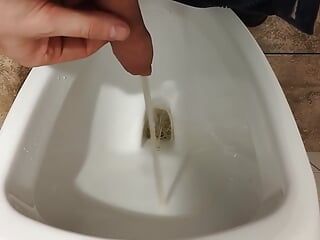 Pisse et moi nettoie mon pénis par wc dans le centre commercial