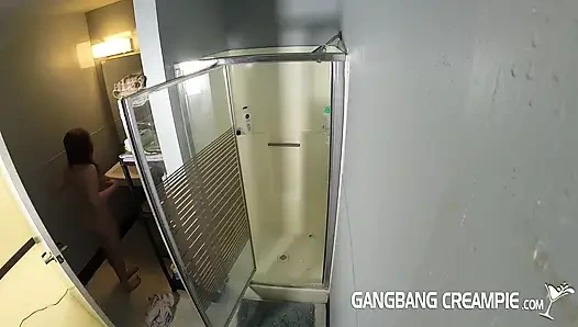 Gadis mungil yang gemuk dipikat ke kamar mandi