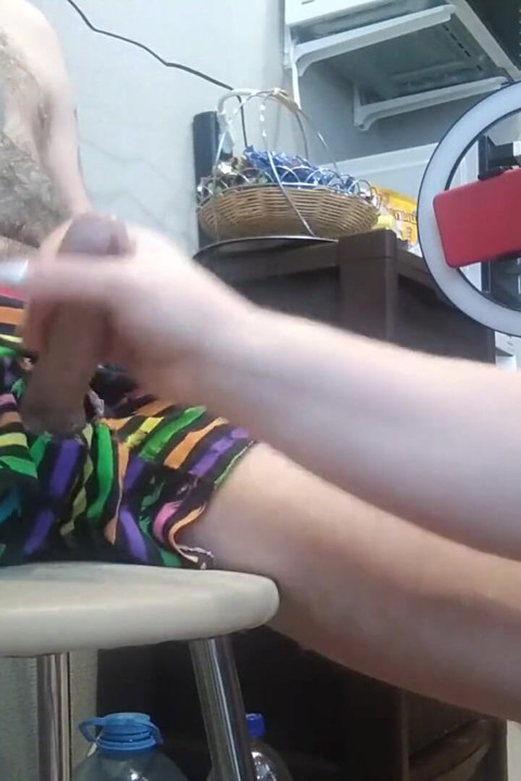Ich sitze auf einem hocker, eine fette frau wichst meinen schwanz 2