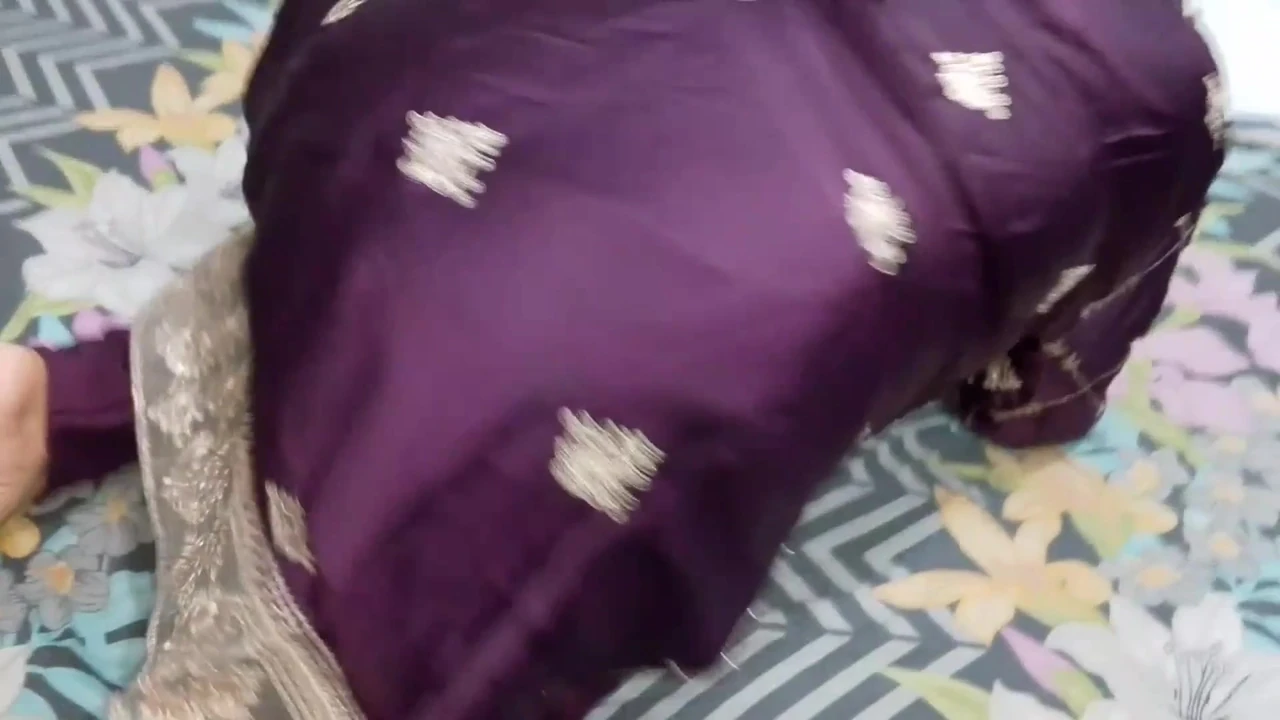 Beautiful wife ko dakh tay he sex Karna ka maan ho gaya - Indian husband and wife