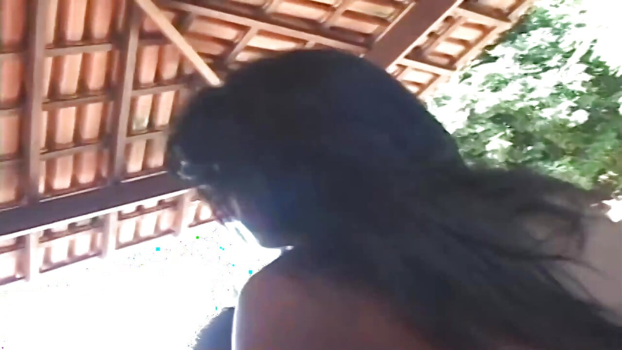 Bronzeada ladyboy em botas de salto alto recebe penetração de cu ao ar livre