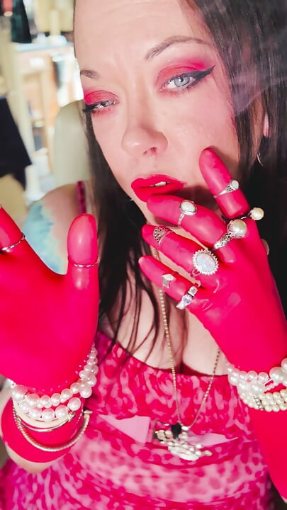 Todo en rosa! La fabulosa fumadora Tina Snua usa guantes y anillos de látex rosas y fuma un cigarrillo para ti