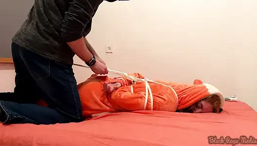 Miriam bağlı ve onesie içinde gıdıklıyor