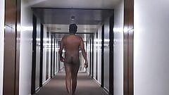 Desnuda en el pasillo y el pasillo del hotel