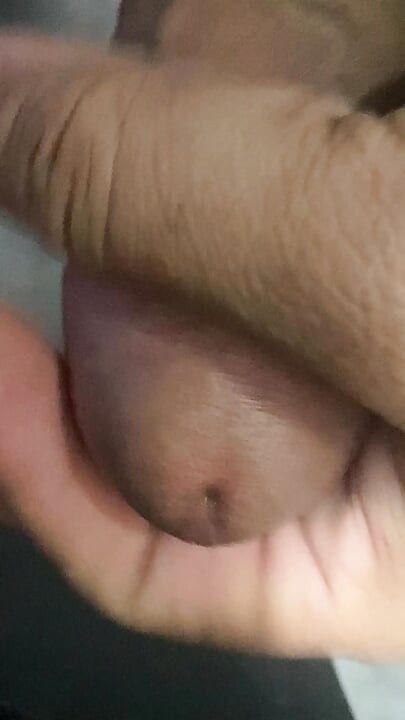 En el baño había una polla que se estaba poniendo dura, solo sabiendo aguantar sin poder hacer nada