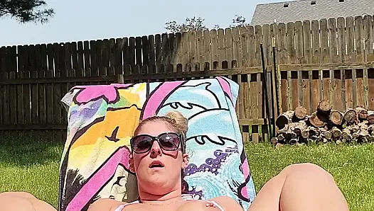 Hotwife Lexi Love Masturbiert Im Garten, Während Der Nachbar Draußen Ist!