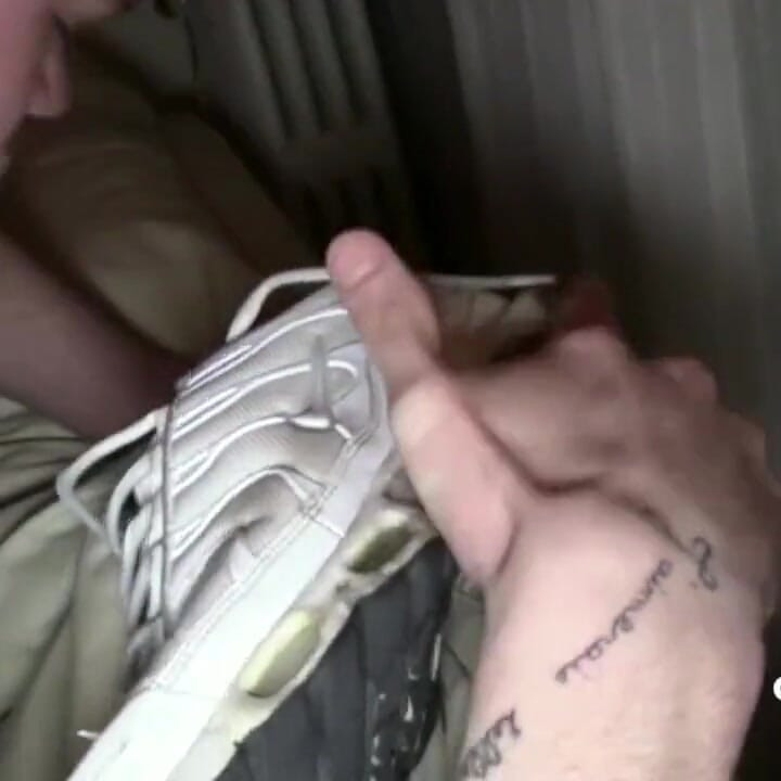 The slut Leo Senthy fucked bareback by Tim Cosla in sneakers