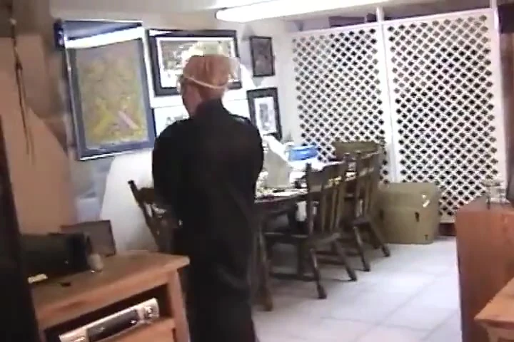 Sarışın sürtük büyük yarak emdiğini gösteriyor