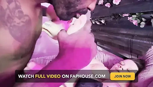 Bağlanıyor ve bu büyük zenci ayak parmaklarımı emiyor ayaklarımı yalıyor