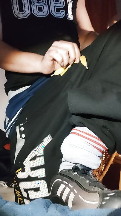 超汚い汚いジャンクブロが靴下とスポーツシューズに放尿する