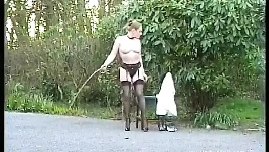 Vivienne на улице