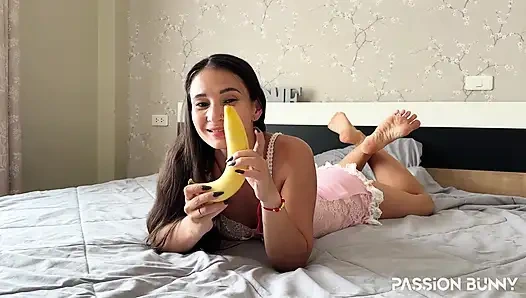 Rutinitas pagi-pagi yang nikmat - jilat pisang untuk permulaan