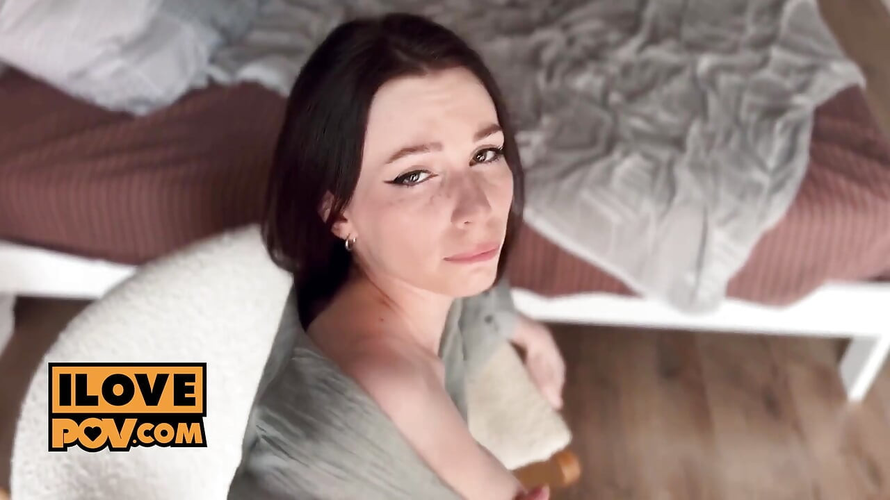La belleza tatuada Lesya Moon se burla de ti antes de llevarte a la cama