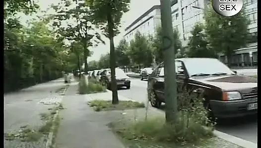 Bestrumpfte blonde hure mit high heels wird am spießiert und auf titten gespritzt