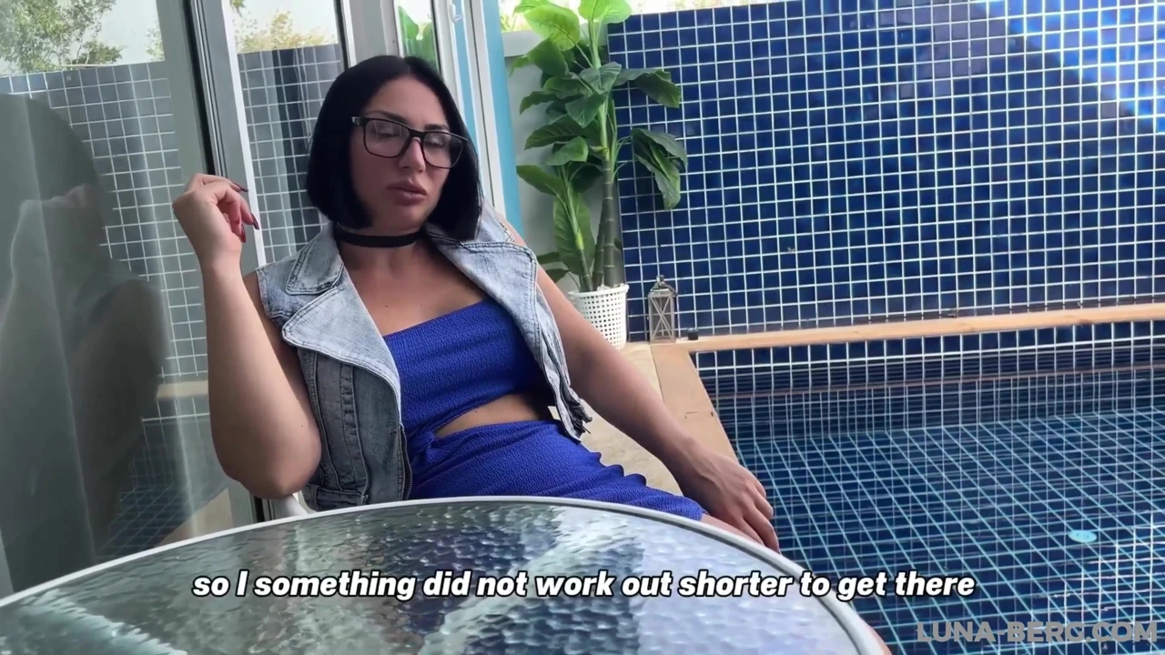 Seksi olgun kadın, mavi elbiseyle bir otelde havuz kenarında bir yabancıyı baştan çıkardı ve onun boşalmasını yuttu