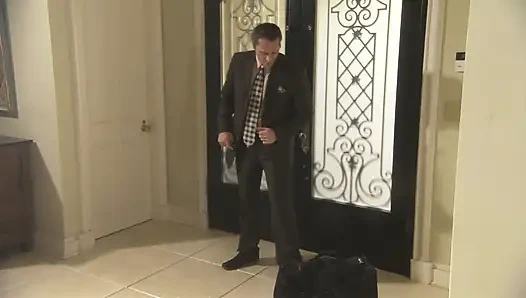 Длинноволосый любовник трахает свою жену в его собственном доме