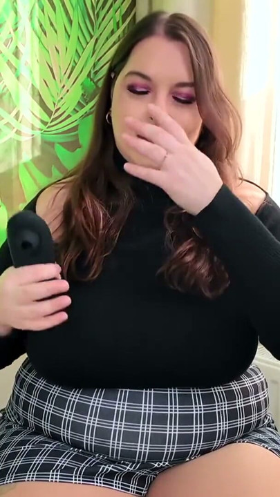 WOMANIZER PREMIUM 2 CLITORAL STIMULATOR REVIEW - SYDNEY SCREAMS | Clip 1