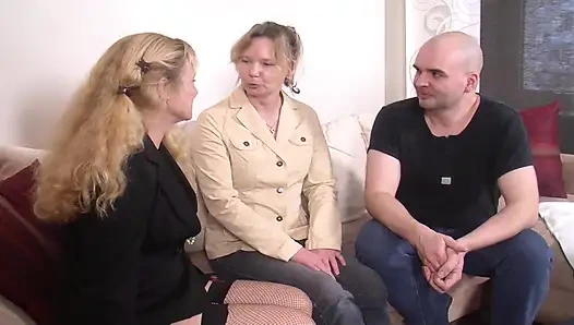 Шлюховатая немецкая зрелая сучка делит хуй с возбужденной блондинкой-шлюшкой