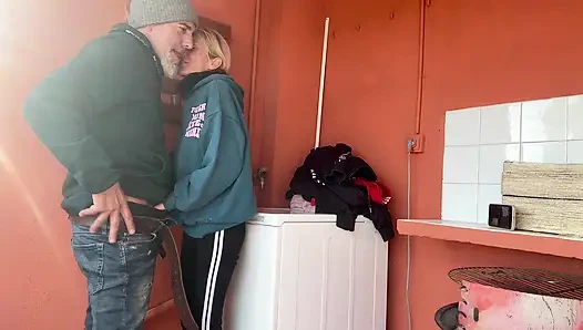 Küçük Komşumla Çamaşır Odasında Yanlışlıkla Sevişme