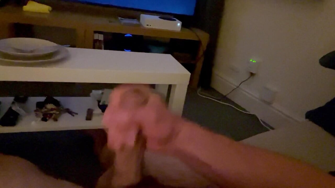 Je me fais un branlette, exhibe mon cul, mes pieds et j’éjacule