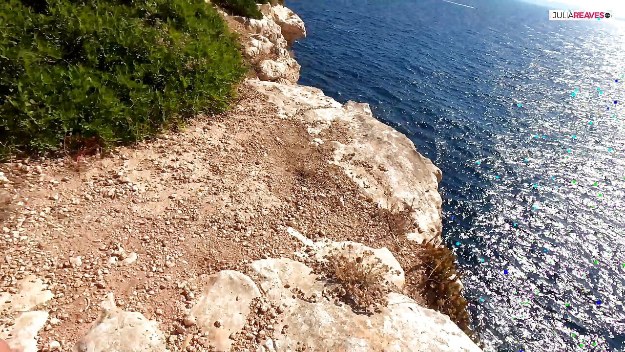 Baiser dans les falaises au bord de la mer, c'est tellement cool