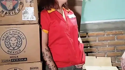 Ich bin die kassiererin im laden im keller