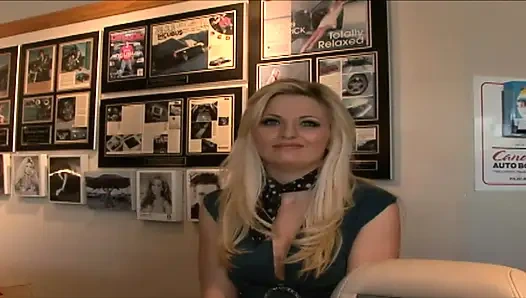 Tavlanan orta yaşlı seksi kadın sikiliyor ve yüzüne boşalma