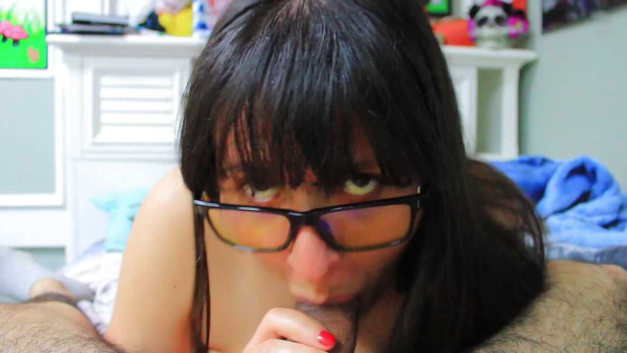 Puta nerd chupa una jugosa polla