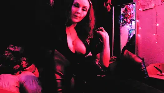 Резиновая рабыня с киской Eva Latex и женское доминирование, фетиш сапоги БДСМ-извращенная милфа с большой задницей