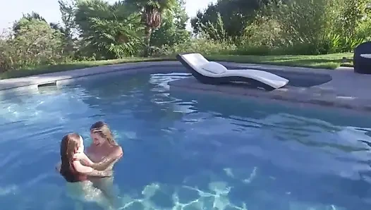 Güzel Model Mastürbasyon Yapıyor