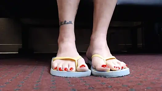 Parmak uçları yakın çekimde ayak parmaklarını oynatıyor