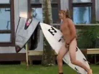 Amigo surfista desnudo