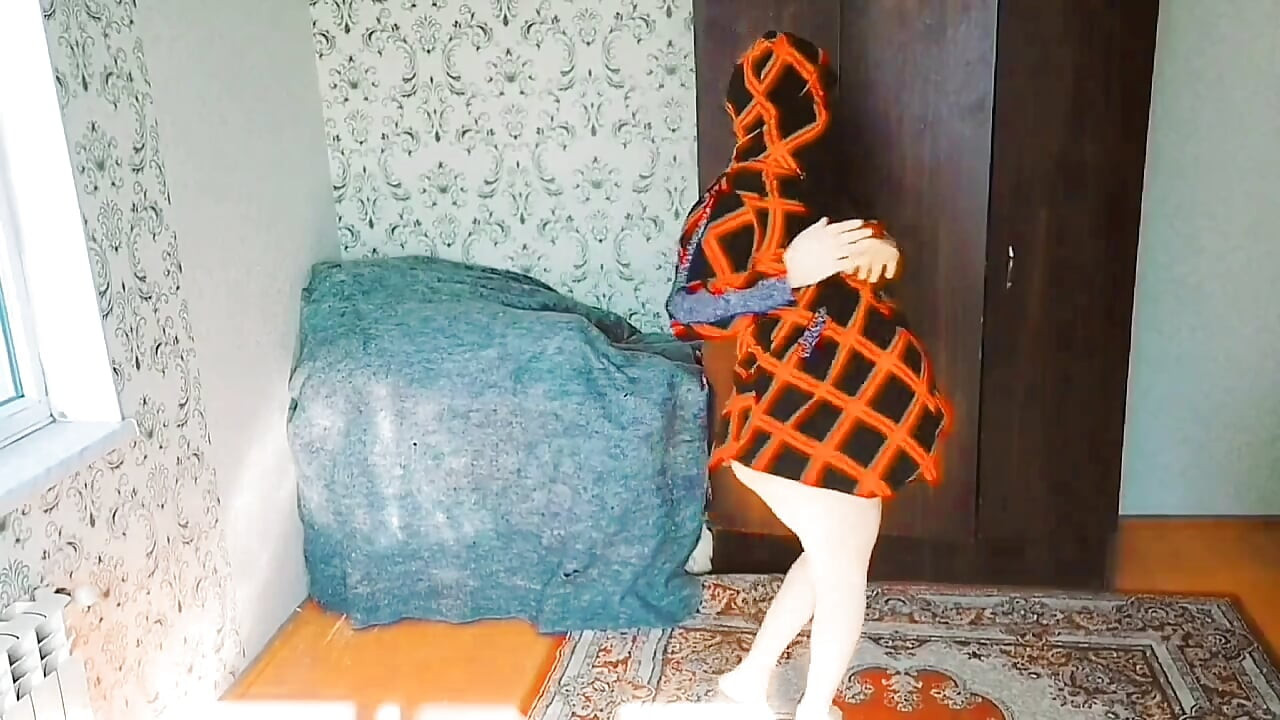Prekrasna trans ljepotica veže kosu vrpcom