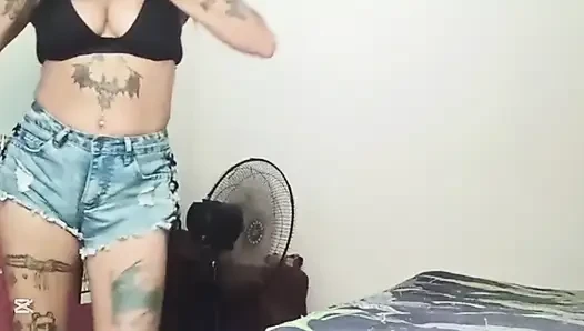 Tarian seksi gadis mungil bertato yang lagi ngentot kontol