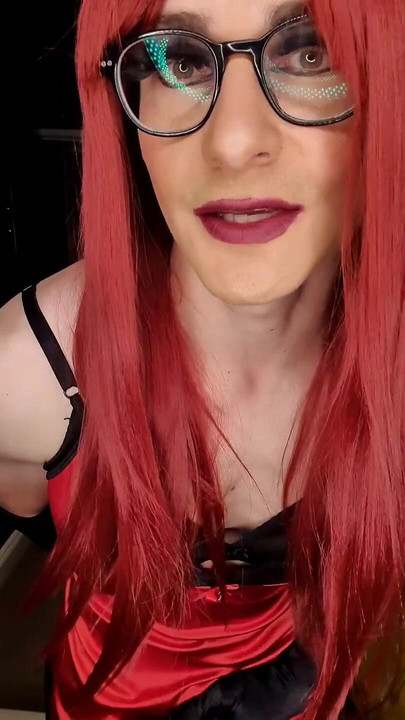 ランジェリー姿で赤毛の姿をしたミストレス・ジェシカは、ビッグ10のディルドで挑発し、じらす