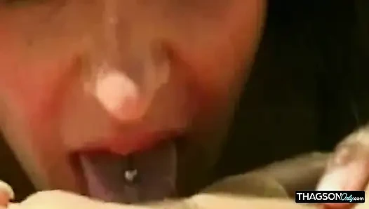 Aksi seks anal cewek hot rambut pirang ini sampai menganga lebar di luar ruangan