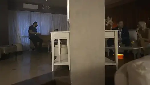 Blonde Bombe Hämmert Muschi Und Nimmt Schwanz Wild Tief in Den Hals