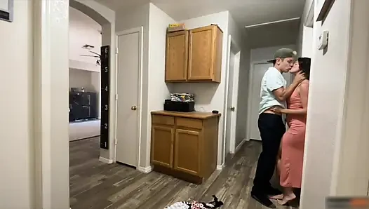 Pasangan sange menyeluruh saat lagi thanksgiving keluarga