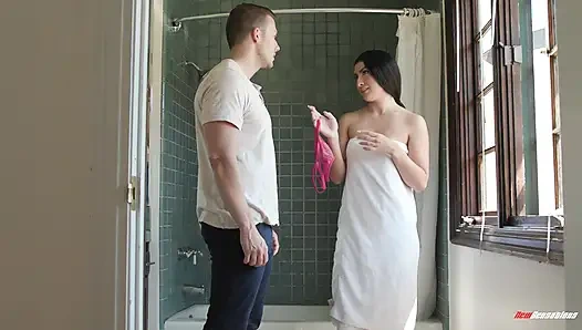 Розовые трусики сводной сестры Angelina Red пропитаны для его члена