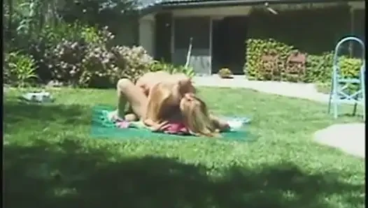 Retro-lesben-dildospiele im garten