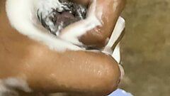 Indischer schmutziger Junge, Dusche nimmt und seinen Körper und riesigen Schwanz zeigt