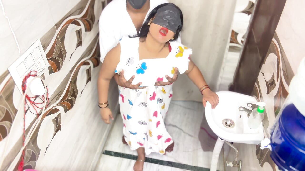 তরুণ দেবর তার সেক্সি ভাবীকে প্রথমবার চোদে