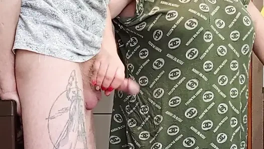 Ibu tiri nyepong dan ngocok kontol sampai crot di mulutnya