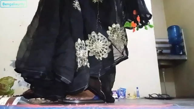 Bengali aunty kapda dho rahi thi chut dikha kar